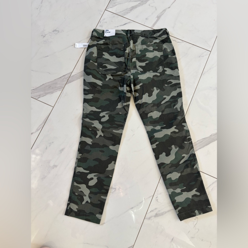 Old Navy Camouflage Ankle Pants - Picture 5 of 7